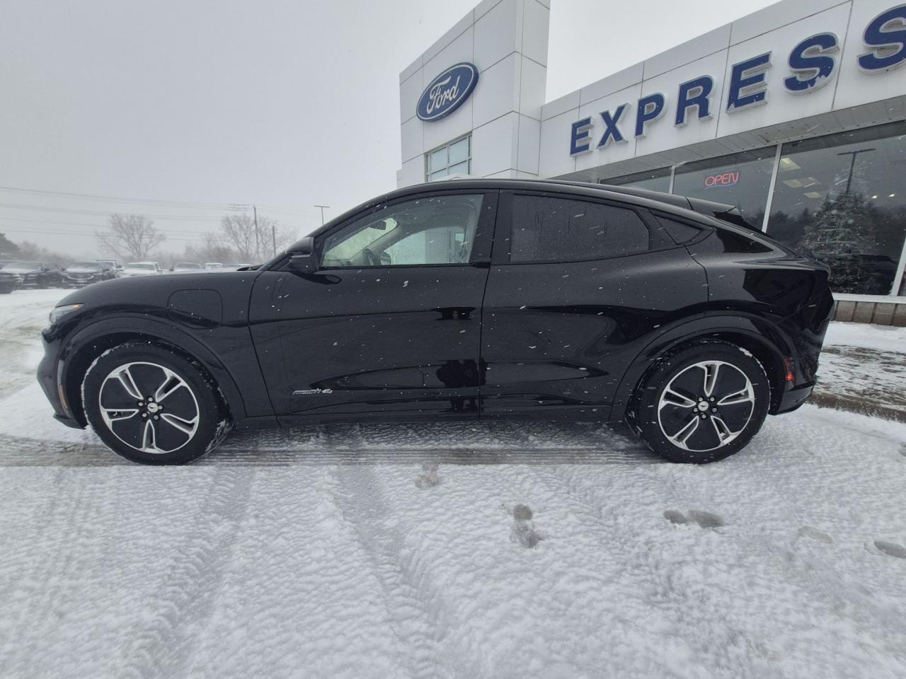 2023 Ford Mustang Mach-E PREMIUM, AWD, STANDARD RANGE, 19" RIMS! Photo