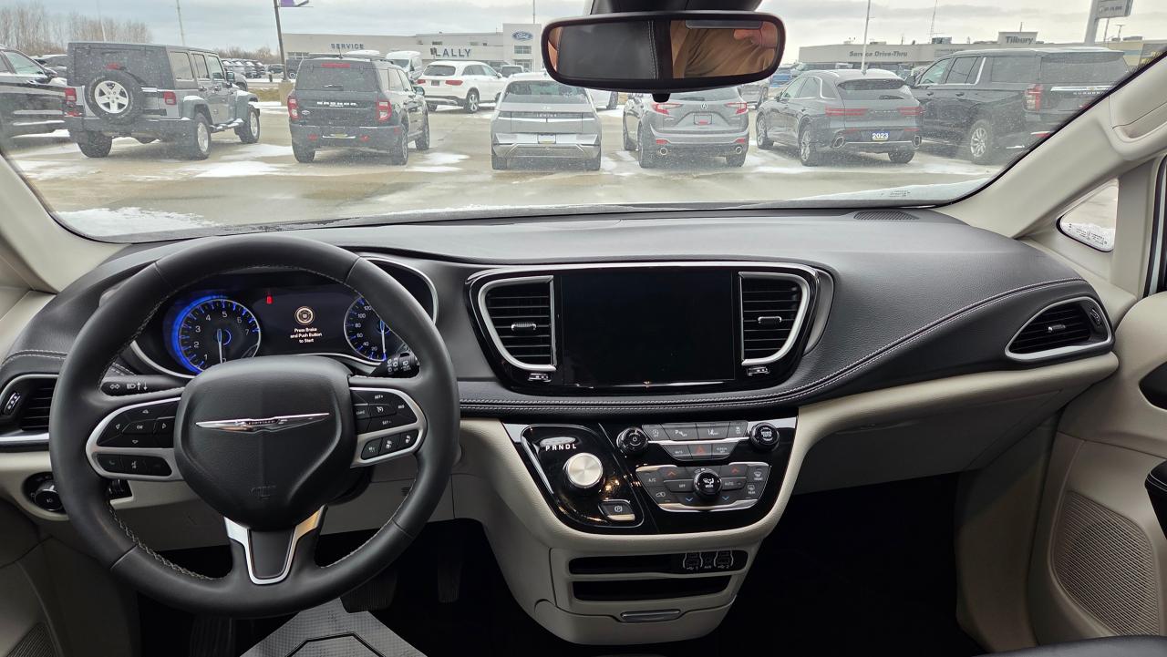 2024 Chrysler Pacifica Touring-L Photo