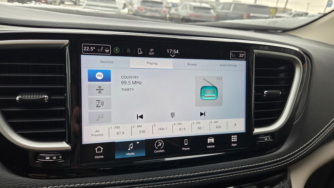 2024 Chrysler Pacifica Touring-L Photo