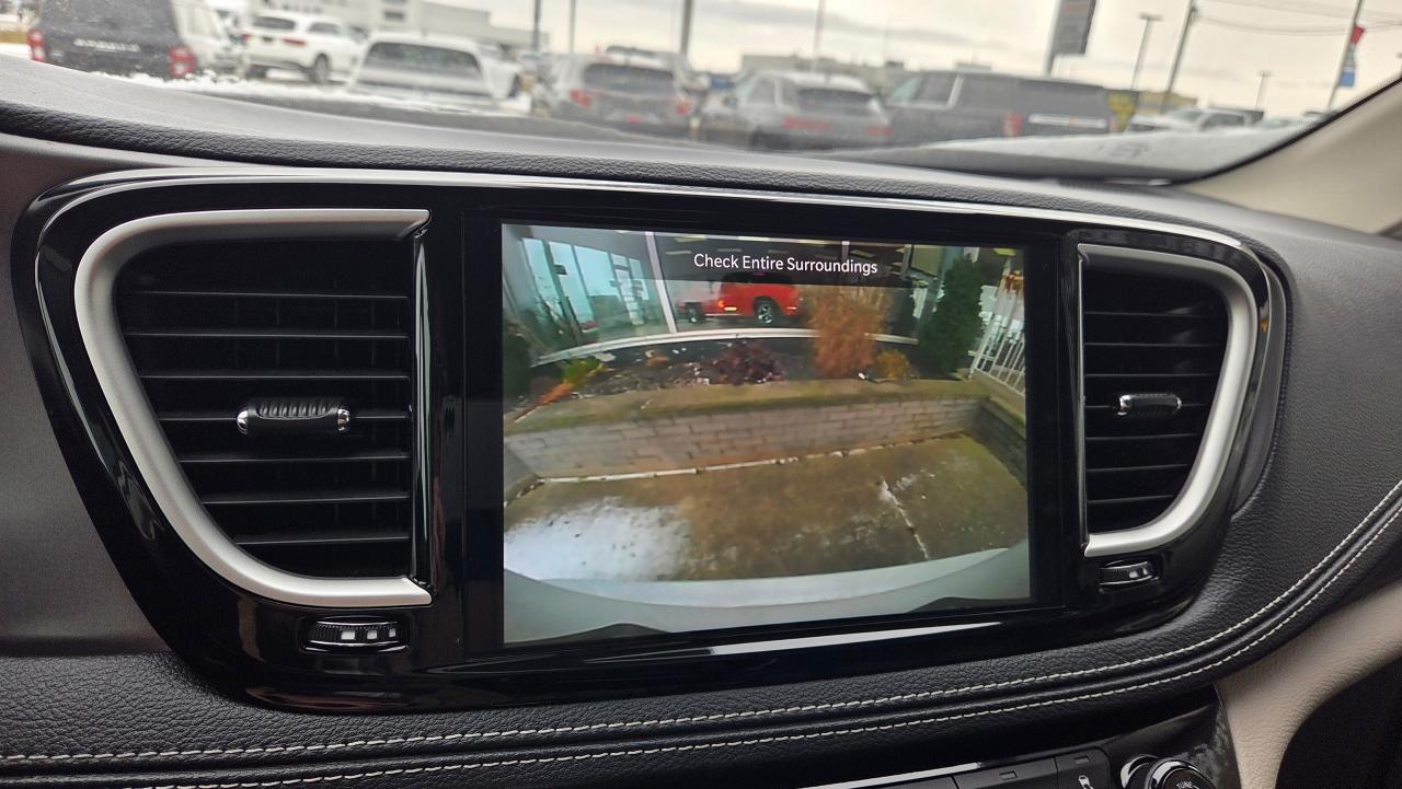 2024 Chrysler Pacifica Touring-L Photo