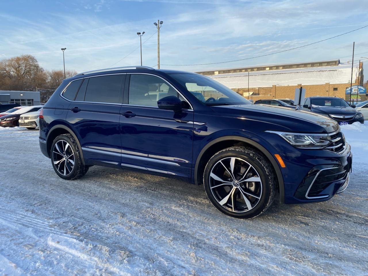 2024 Volkswagen Tiguan SEL R-Line 4MOTION Photo3