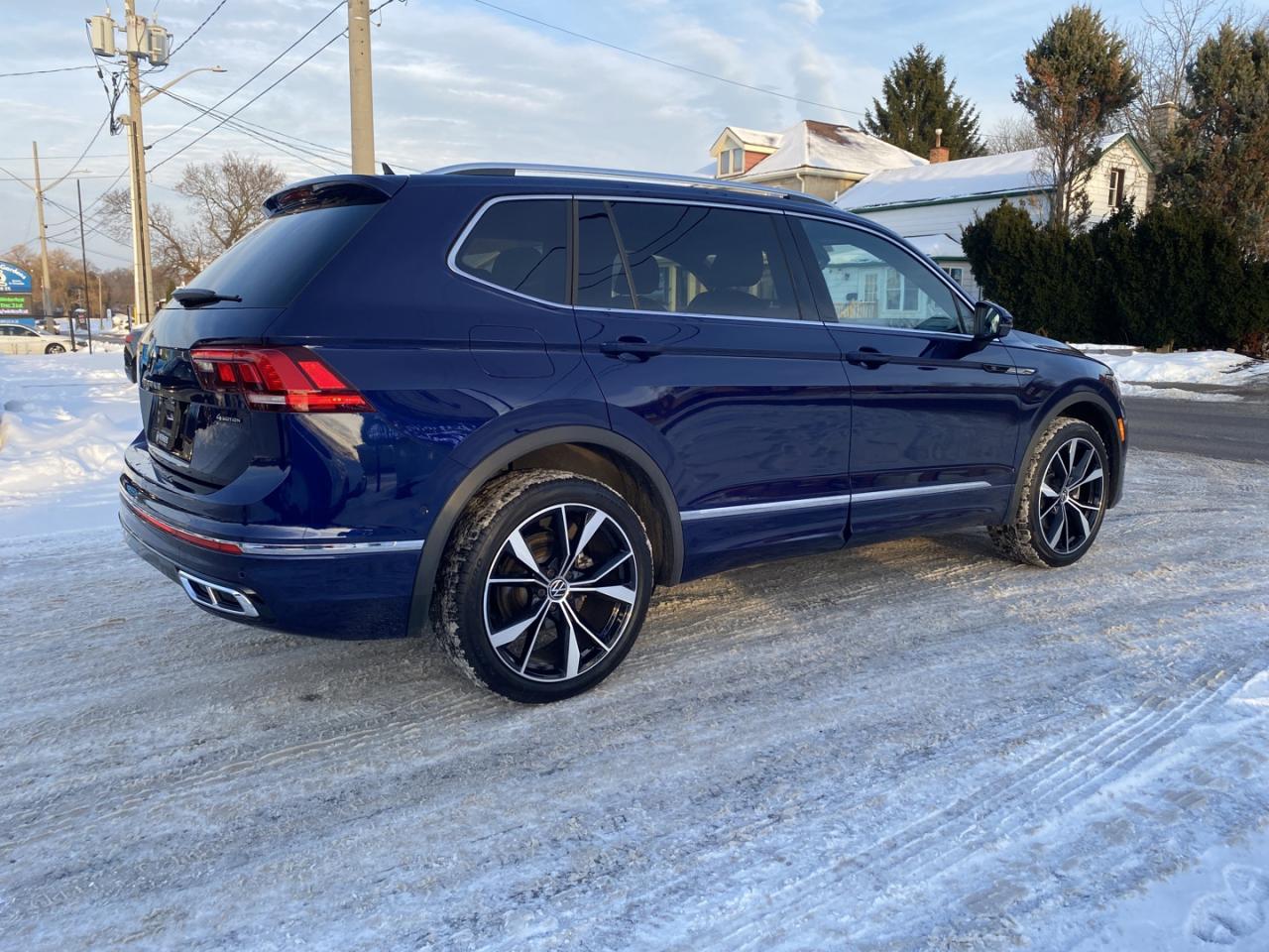 2024 Volkswagen Tiguan SEL R-Line 4MOTION Photo2