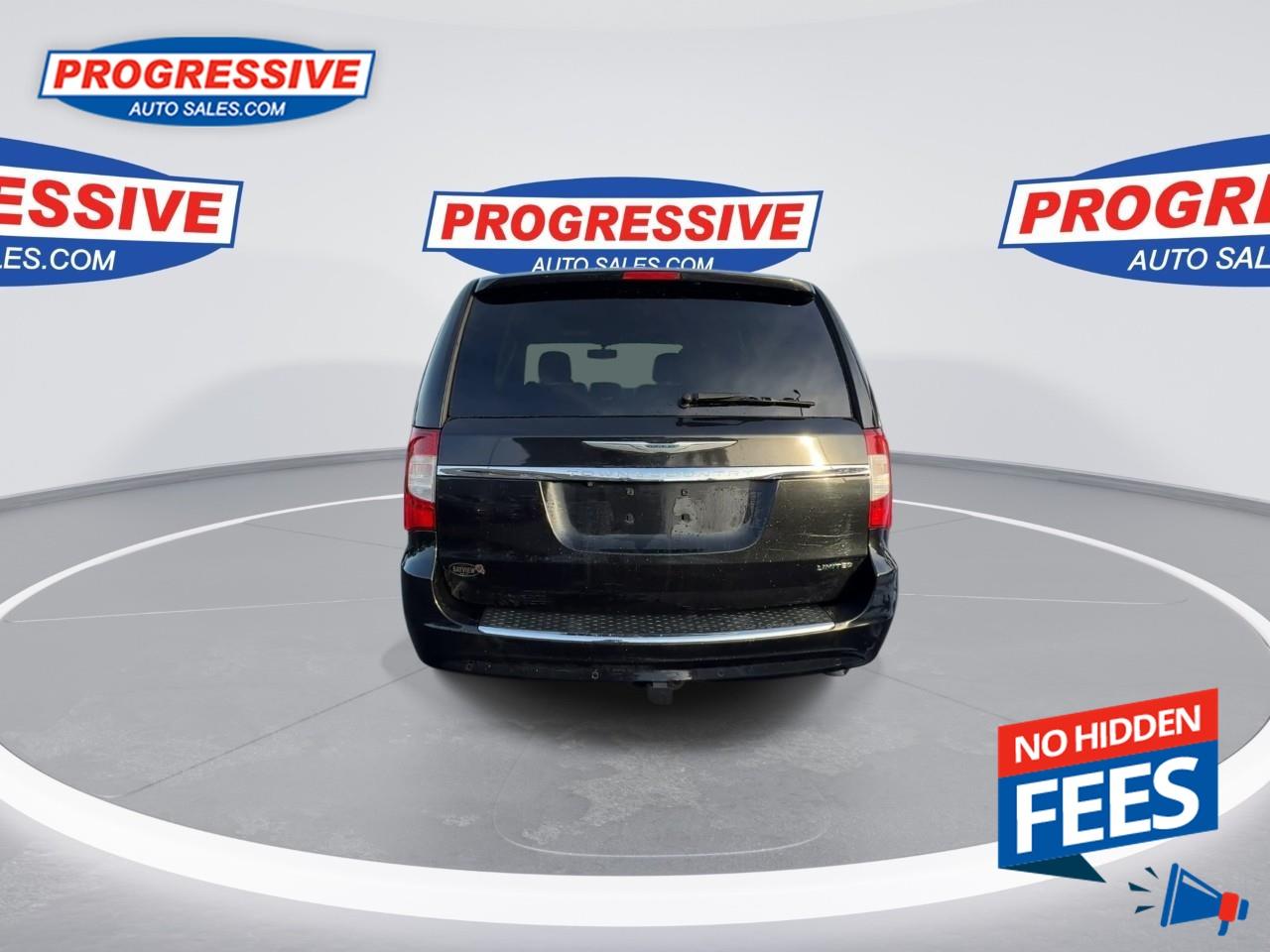 2015 Chrysler Town & Country Limited Photo