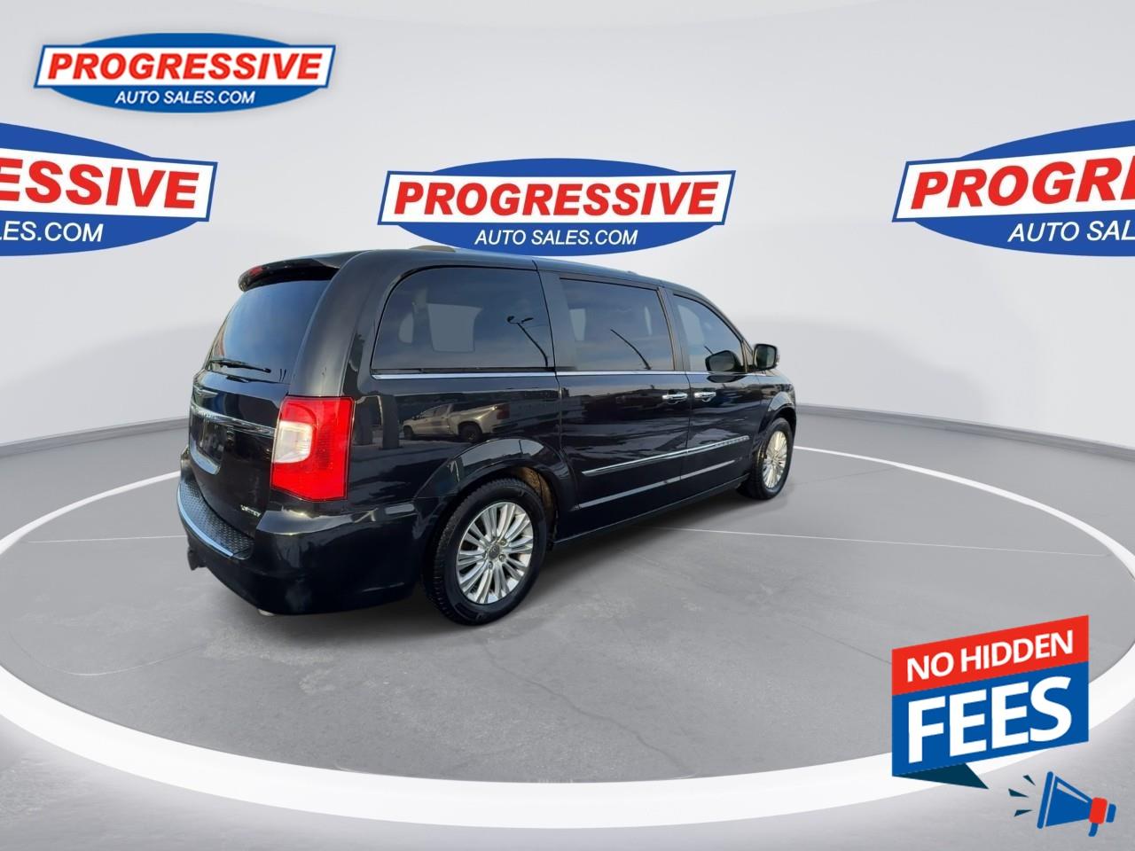 2015 Chrysler Town & Country Limited Photo