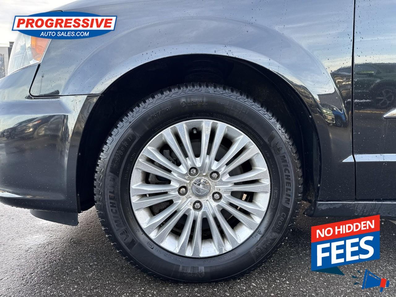 2015 Chrysler Town & Country Limited Photo