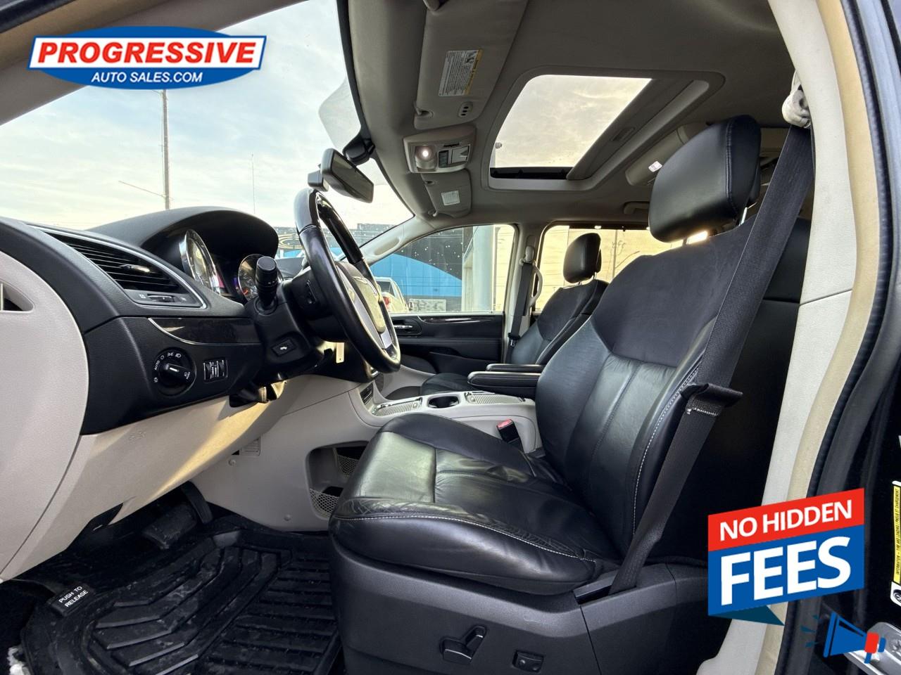 2015 Chrysler Town & Country Limited Photo