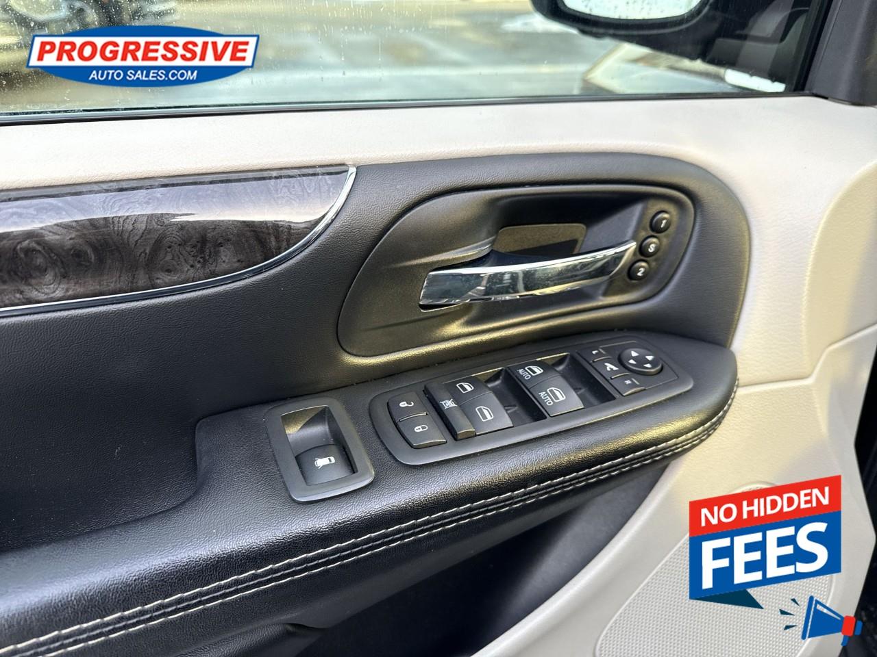 2015 Chrysler Town & Country Limited Photo