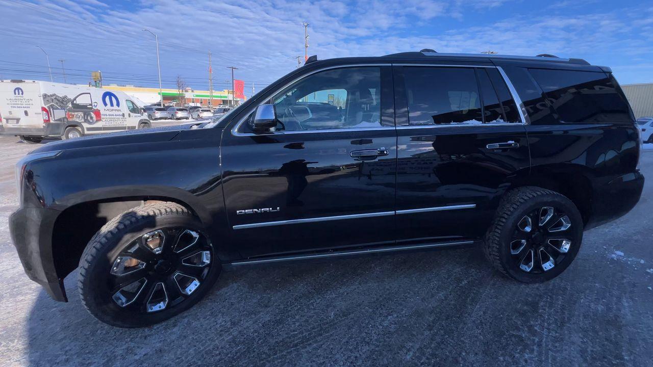 2020 GMC Yukon Denali 4X4, DVD PLAYER, 7 PASSENGER, LEATHER SEATS, RUNNING BOARDS, MOONROOF!! Photo