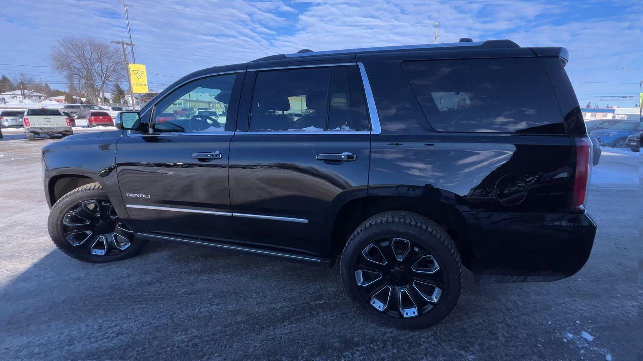 2020 GMC Yukon Denali 4X4, DVD PLAYER, 7 PASSENGER, LEATHER SEATS, RUNNING BOARDS, MOONROOF!! Photo