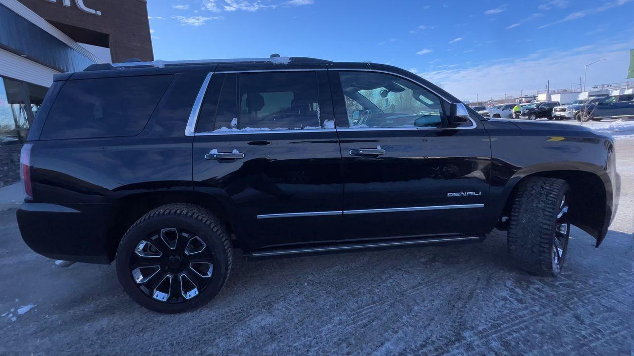 2020 GMC Yukon Denali 4X4, DVD PLAYER, 7 PASSENGER, LEATHER SEATS, RUNNING BOARDS, MOONROOF!! Photo