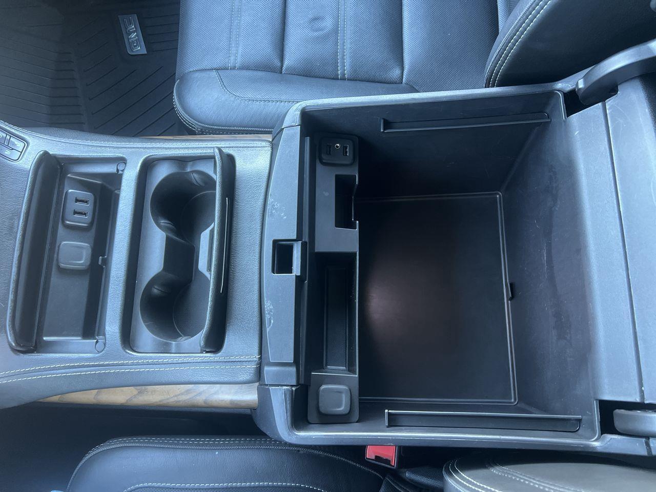 2020 GMC Yukon Denali 4X4, DVD PLAYER, 7 PASSENGER, LEATHER SEATS, RUNNING BOARDS, MOONROOF!! Photo