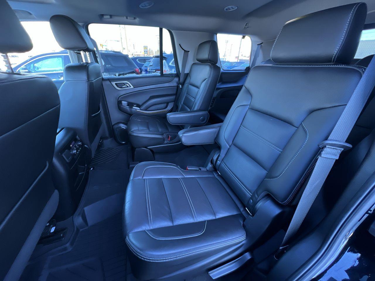2020 GMC Yukon Denali 4X4, DVD PLAYER, 7 PASSENGER, LEATHER SEATS, RUNNING BOARDS, MOONROOF!! Photo