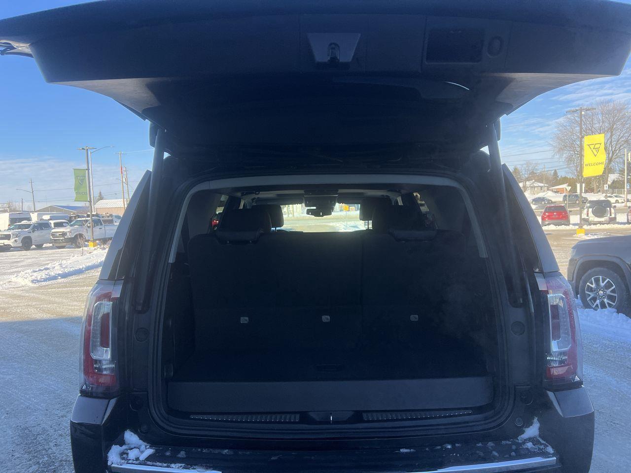 2020 GMC Yukon Denali 4X4, DVD PLAYER, 7 PASSENGER, LEATHER SEATS, RUNNING BOARDS, MOONROOF!! Photo