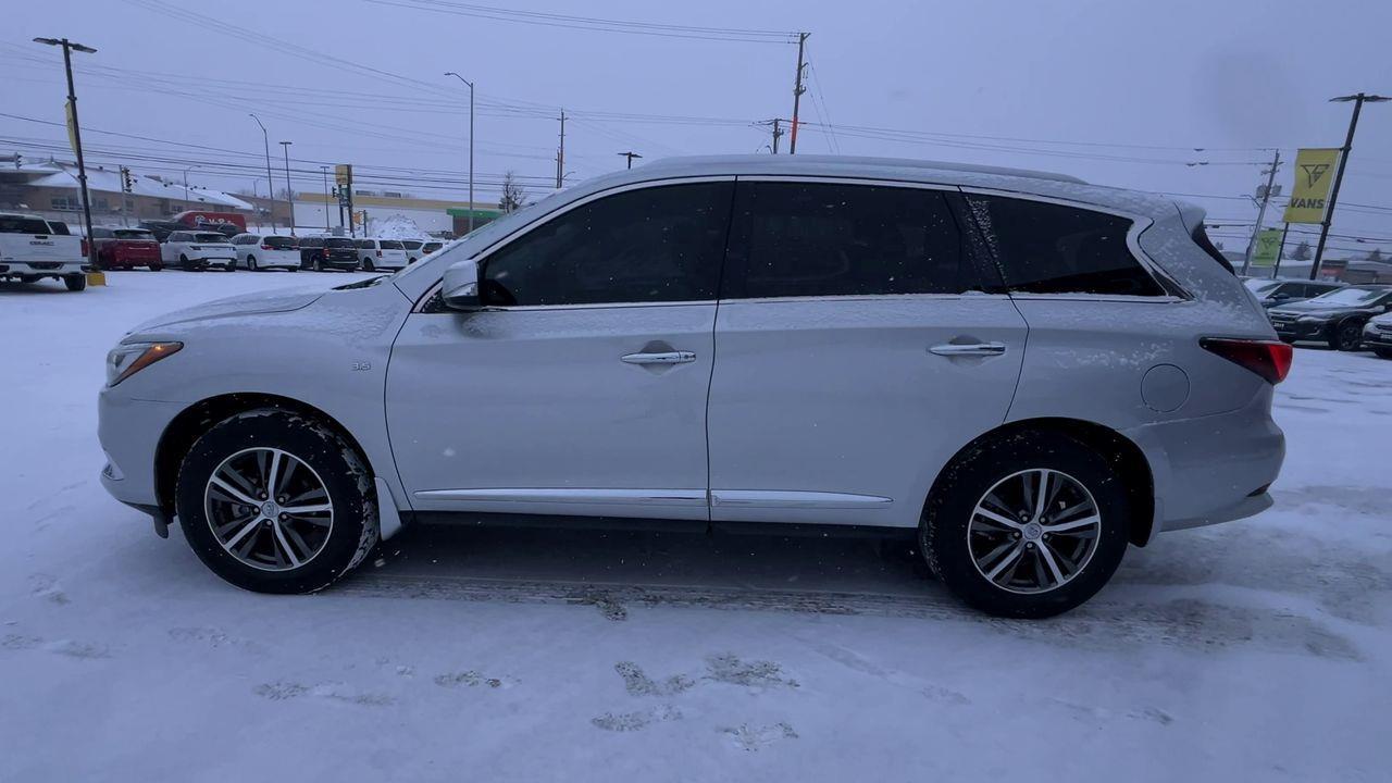 2017 Infiniti QX60 AWD, 7 PASSENGER, MOONROOF, LEATHER SEATS, CRUISE CONTROL!! Photo