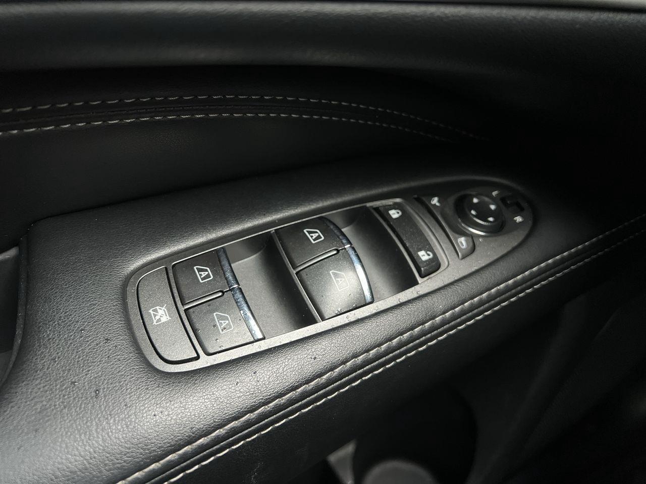 2017 Infiniti QX60 AWD, 7 PASSENGER, MOONROOF, LEATHER SEATS, CRUISE CONTROL!! Photo