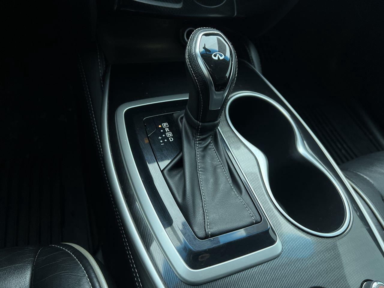 2017 Infiniti QX60 AWD, 7 PASSENGER, MOONROOF, LEATHER SEATS, CRUISE CONTROL!! Photo