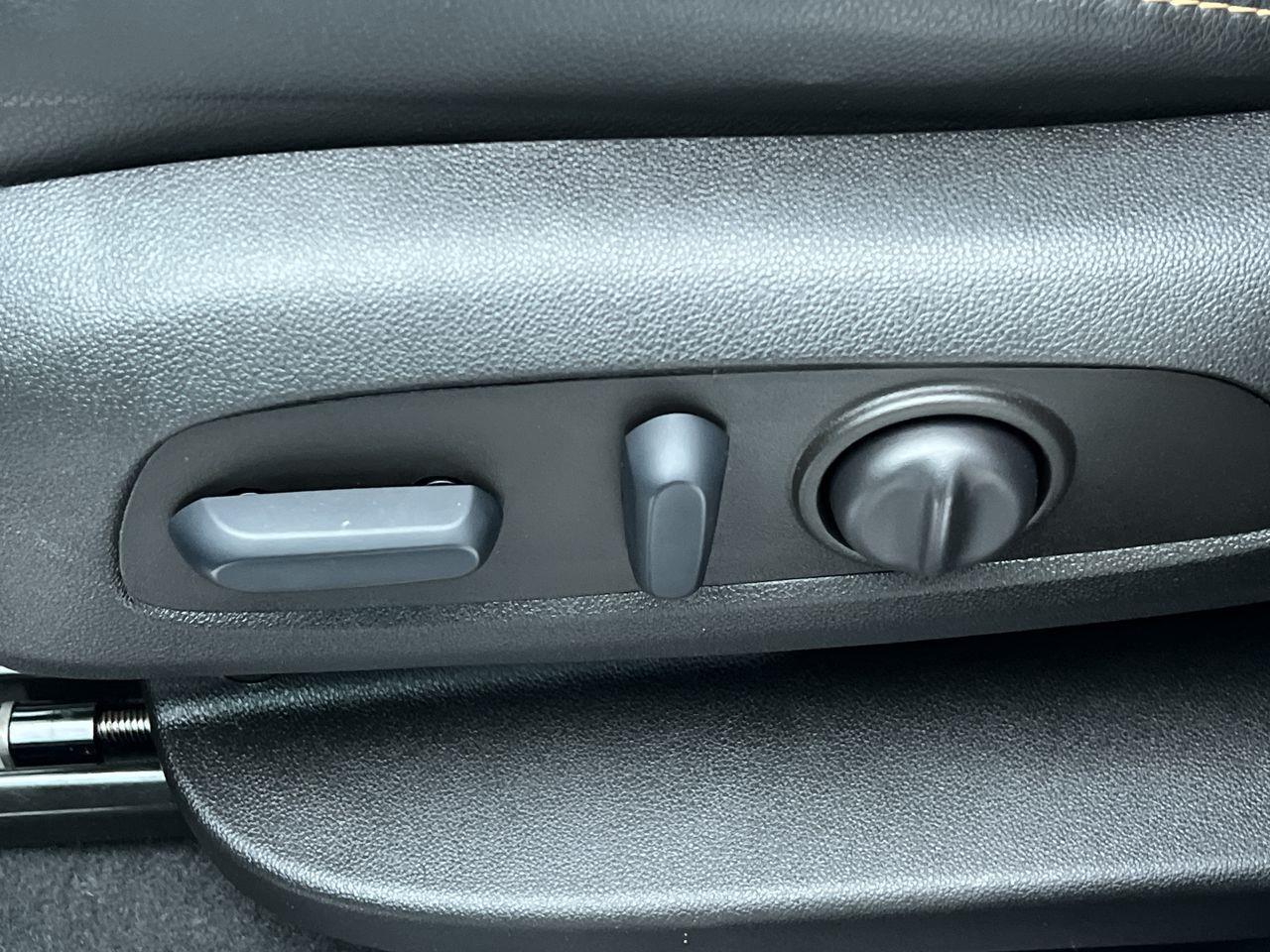 2022 GMC Terrain AT4 AWD, LEATHER SEATS, POWER LIFTGATE, CRUISE CONTROL, BACK UP CAM, SIRIUS XM!! Photo