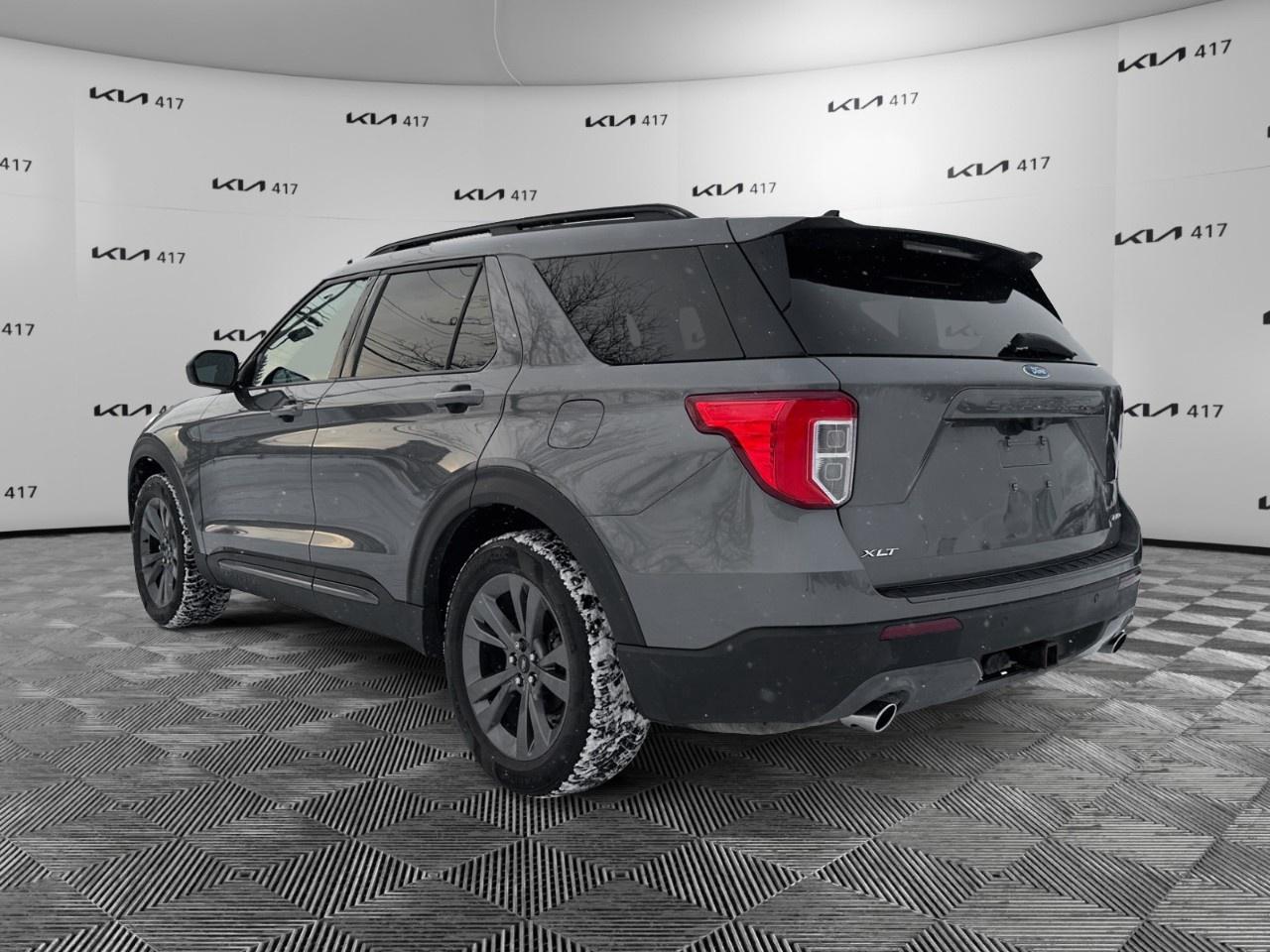 2021 Ford Explorer XLT 4WD Photo2