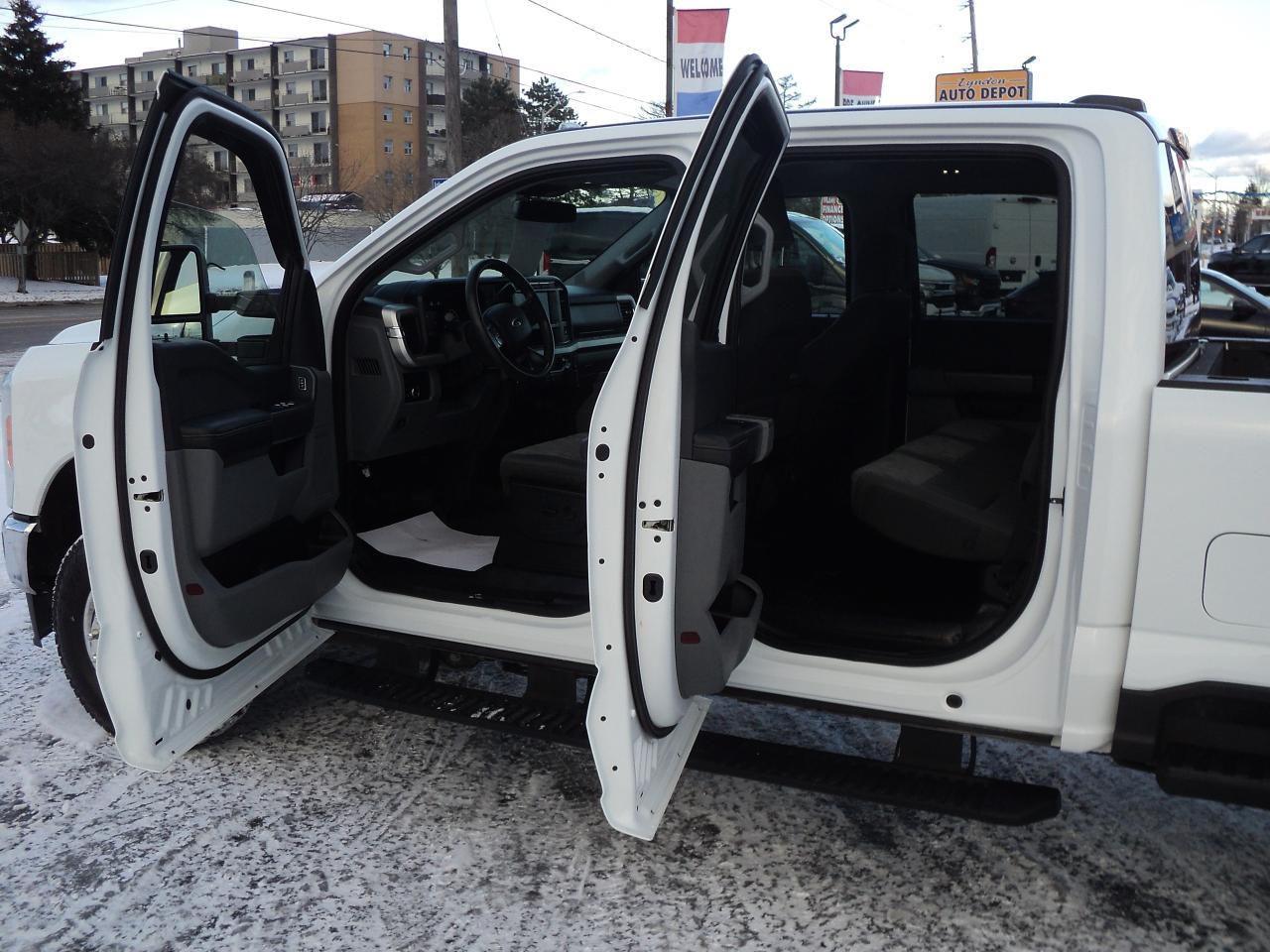 2023 Ford SUPER DUTY F-350 DRW XLT CrewCab 4WD 6.7L8cyl TurboDiesel 8' Box - Photo #10