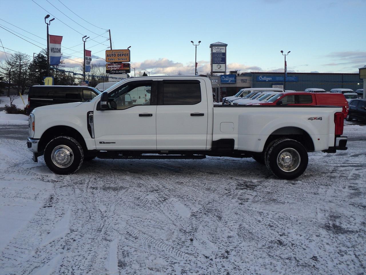2023 Ford SUPER DUTY F-350 DRW XLT CrewCab 4WD 6.7L8cyl TurboDiesel 8' Box - Photo #6