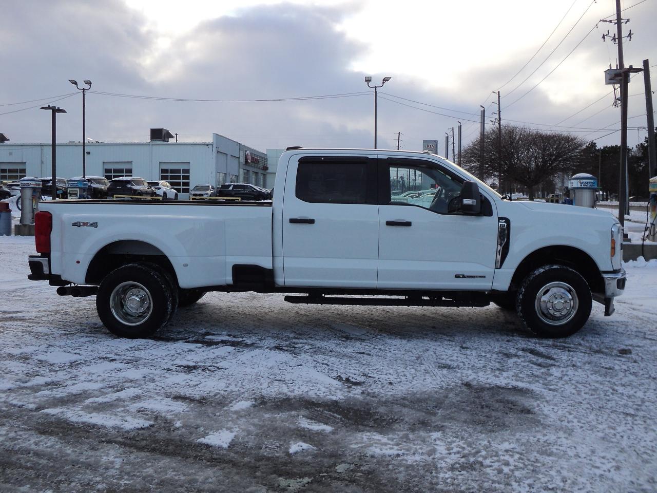 2023 Ford SUPER DUTY F-350 DRW XLT CrewCab 4WD 6.7L8cyl TurboDiesel 8' Box - Photo #7
