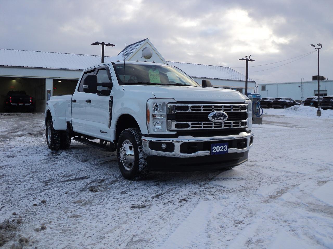 2023 Ford SUPER DUTY F-350 DRW XLT CrewCab 4WD 6.7L8cyl TurboDiesel 8' Box Photo4