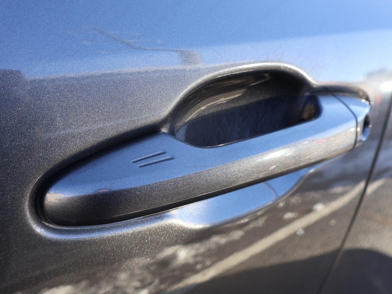 2017 Toyota Highlander LIMITED AWD CERTIFIED *TOYOTA MAINTAIN* CAMERA NAV BLUETOOTH LEATHER HEATED SEATS PANO ROOF CRUISE ALLOYS Photo