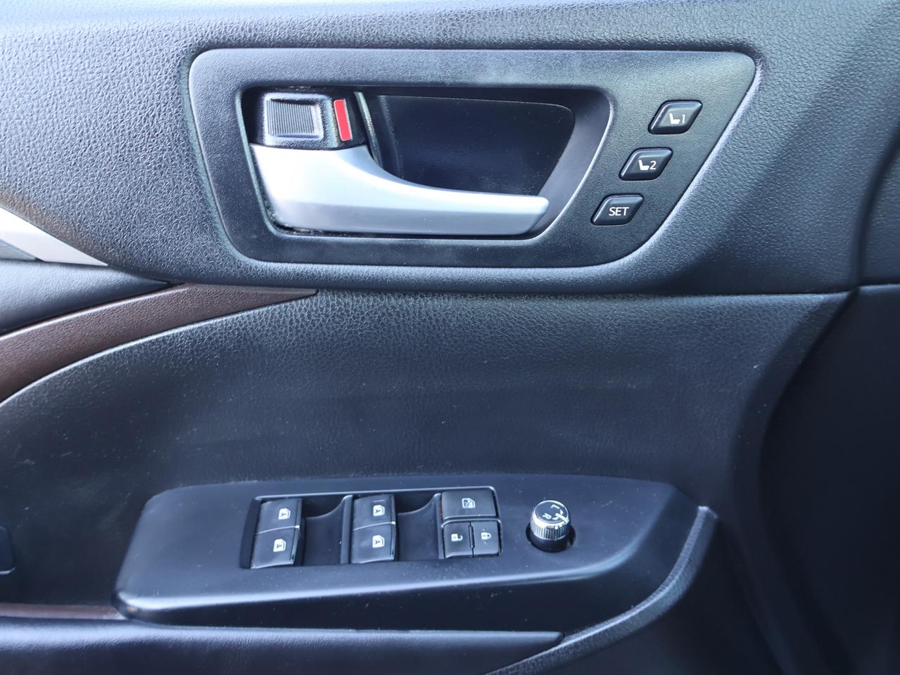 2017 Toyota Highlander LIMITED AWD CERTIFIED *TOYOTA MAINTAIN* CAMERA NAV BLUETOOTH LEATHER HEATED SEATS PANO ROOF CRUISE ALLOYS Photo