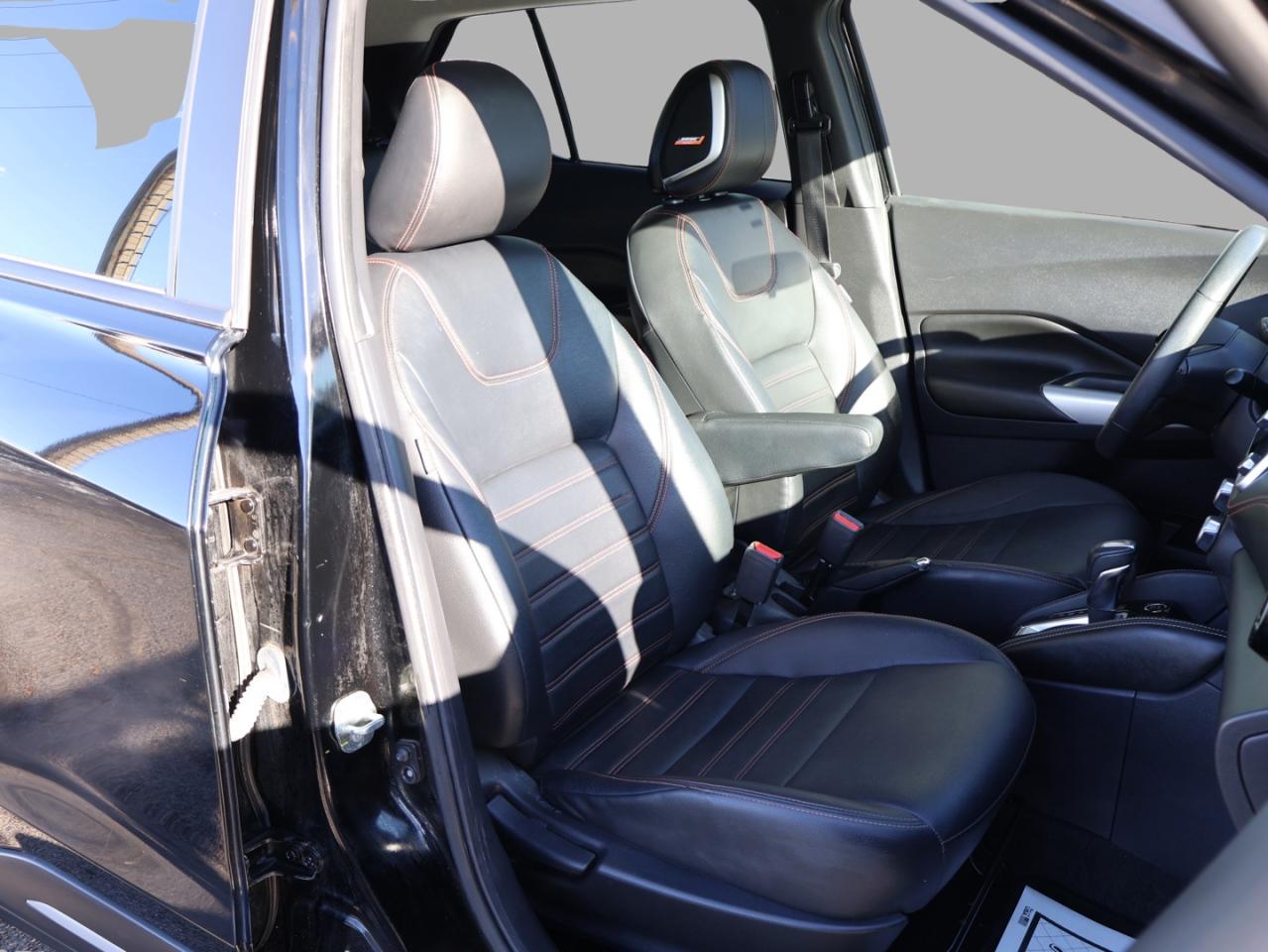 2019 Nissan Kicks SR CERTIFIED *1 OWNER*ACCIDENT FREE*NISSAN MAINTAIN* CAMERA BLUETOOTH LEATHER HEATED SEATS CRUISE ALLOYS Photo