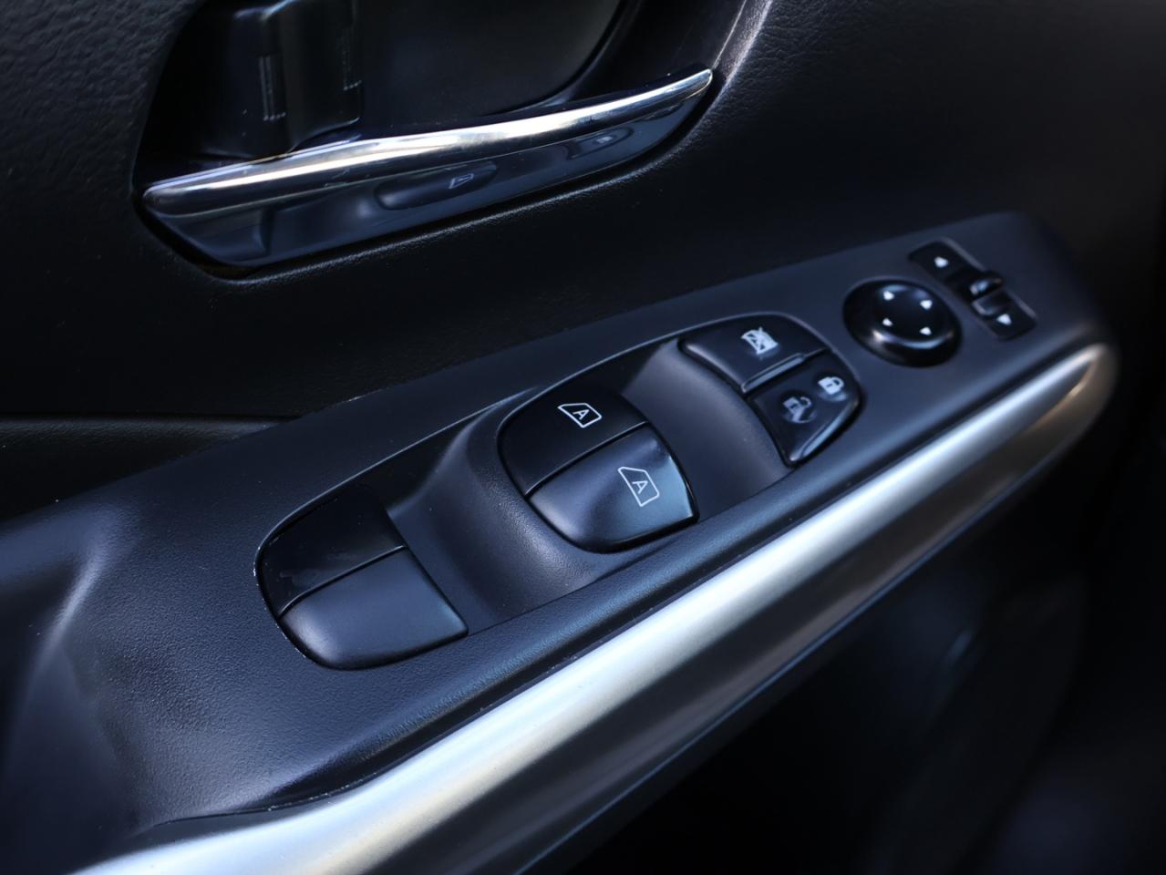 2019 Nissan Kicks SR CERTIFIED *1 OWNER*ACCIDENT FREE*NISSAN MAINTAIN* CAMERA BLUETOOTH LEATHER HEATED SEATS CRUISE ALLOYS Photo