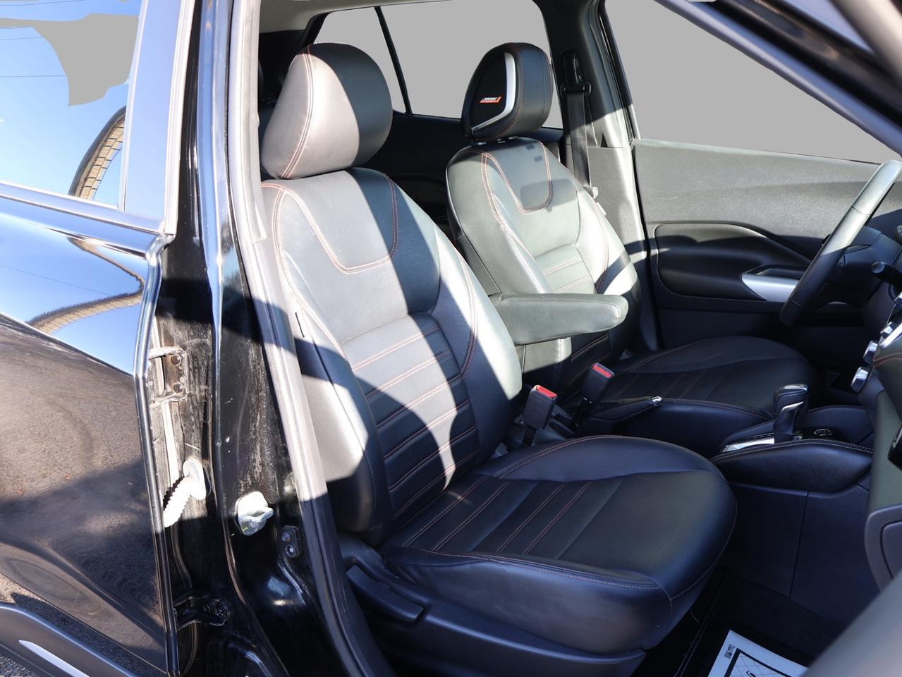 2019 Nissan Kicks SR CERTIFIED *1 OWNER*ACCIDENT FREE*NISSAN MAINTAIN* CAMERA BLUETOOTH LEATHER HEATED SEATS CRUISE ALLOYS Photo