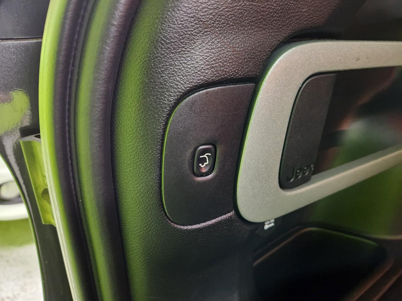 2016 Jeep Cherokee Trailhawk SAFTY PKG LTHR P-ROOF COOL SEATS LOADED Photo