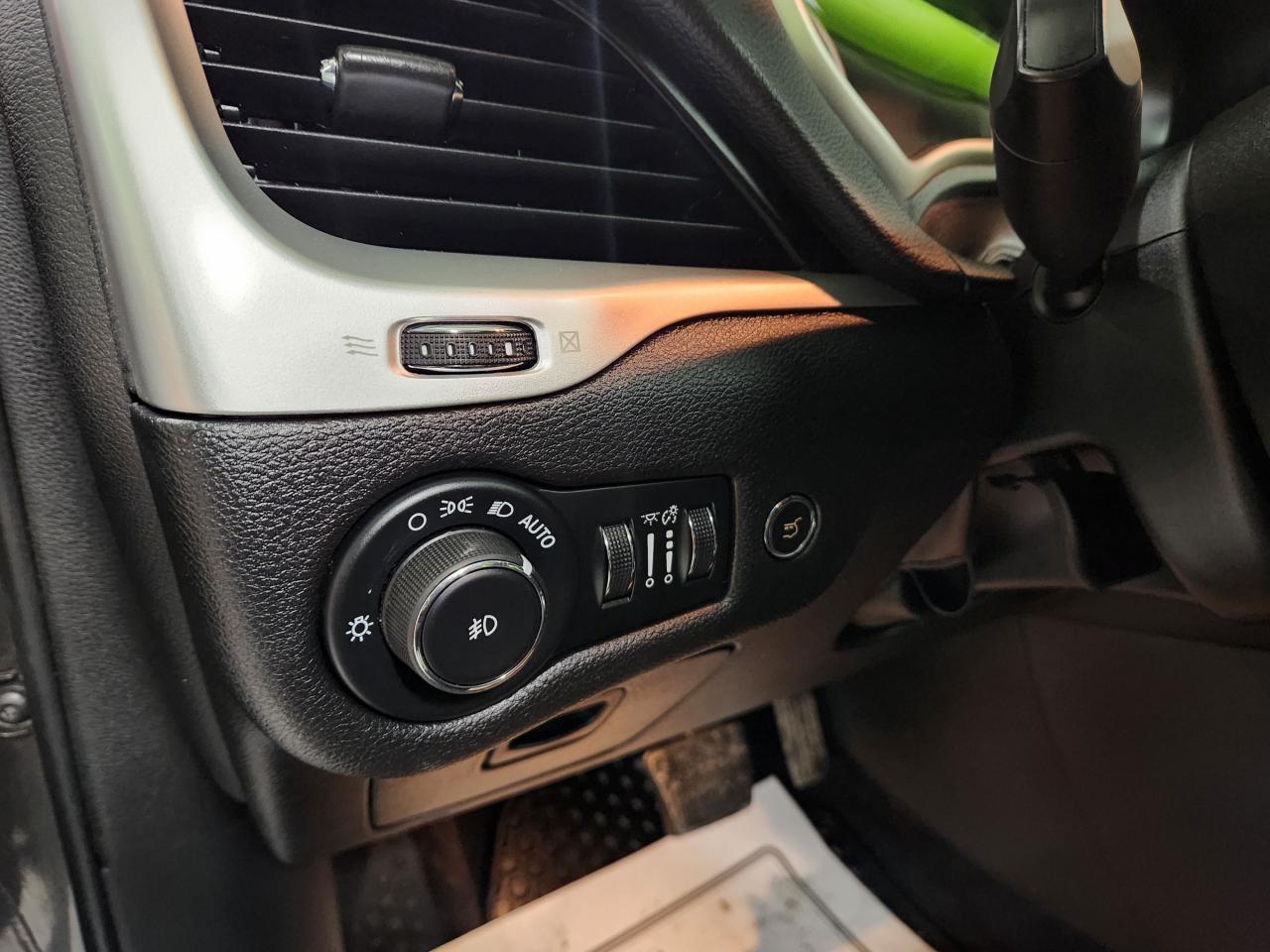 2016 Jeep Cherokee Trailhawk SAFTY PKG LTHR P-ROOF COOL SEATS LOADED Photo