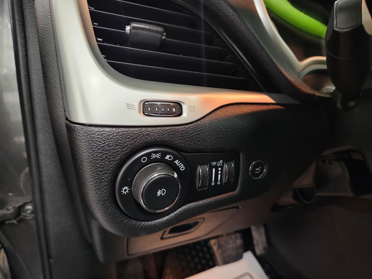 2016 Jeep Cherokee Trailhawk SAFTY PKG LTHR P-ROOF COOL SEATS LOADED Photo