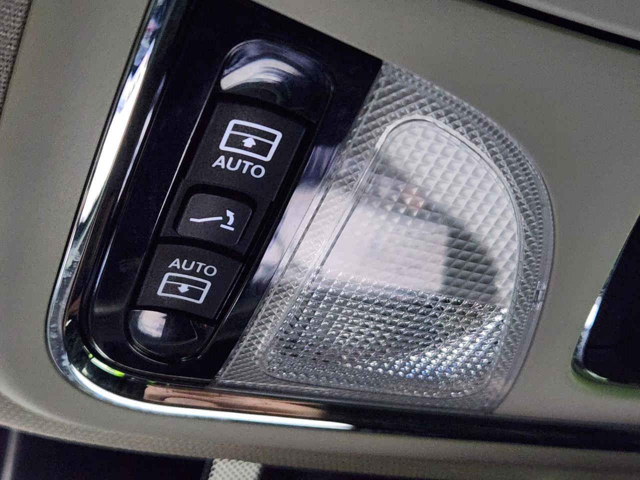 2016 Jeep Cherokee Trailhawk SAFTY PKG LTHR P-ROOF COOL SEATS LOADED Photo