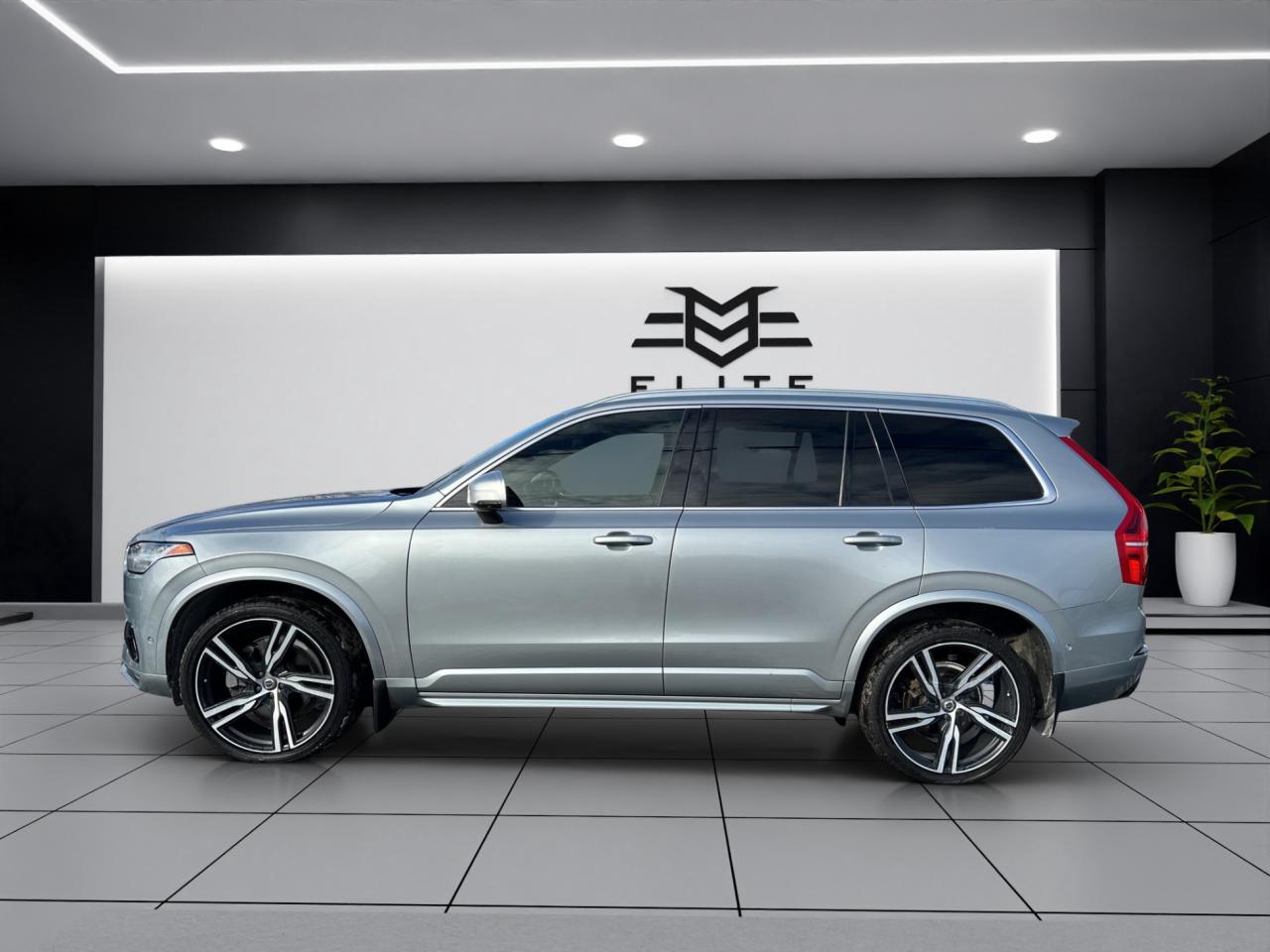 2017 Volvo XC90 T6 R-Design 7-Passenger AWD - Navigation !! Photo3