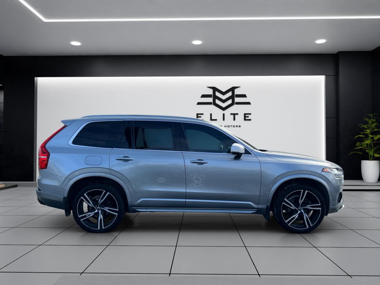2017 Volvo XC90 T6 R-Design 7-Passenger AWD - Navigation !! Photo