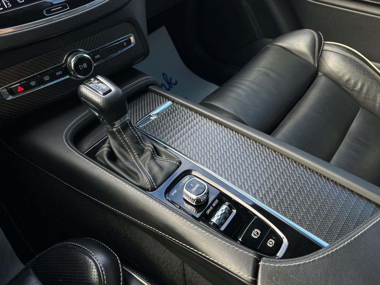 2017 Volvo XC90 T6 R-Design 7-Passenger AWD - Navigation !! Photo