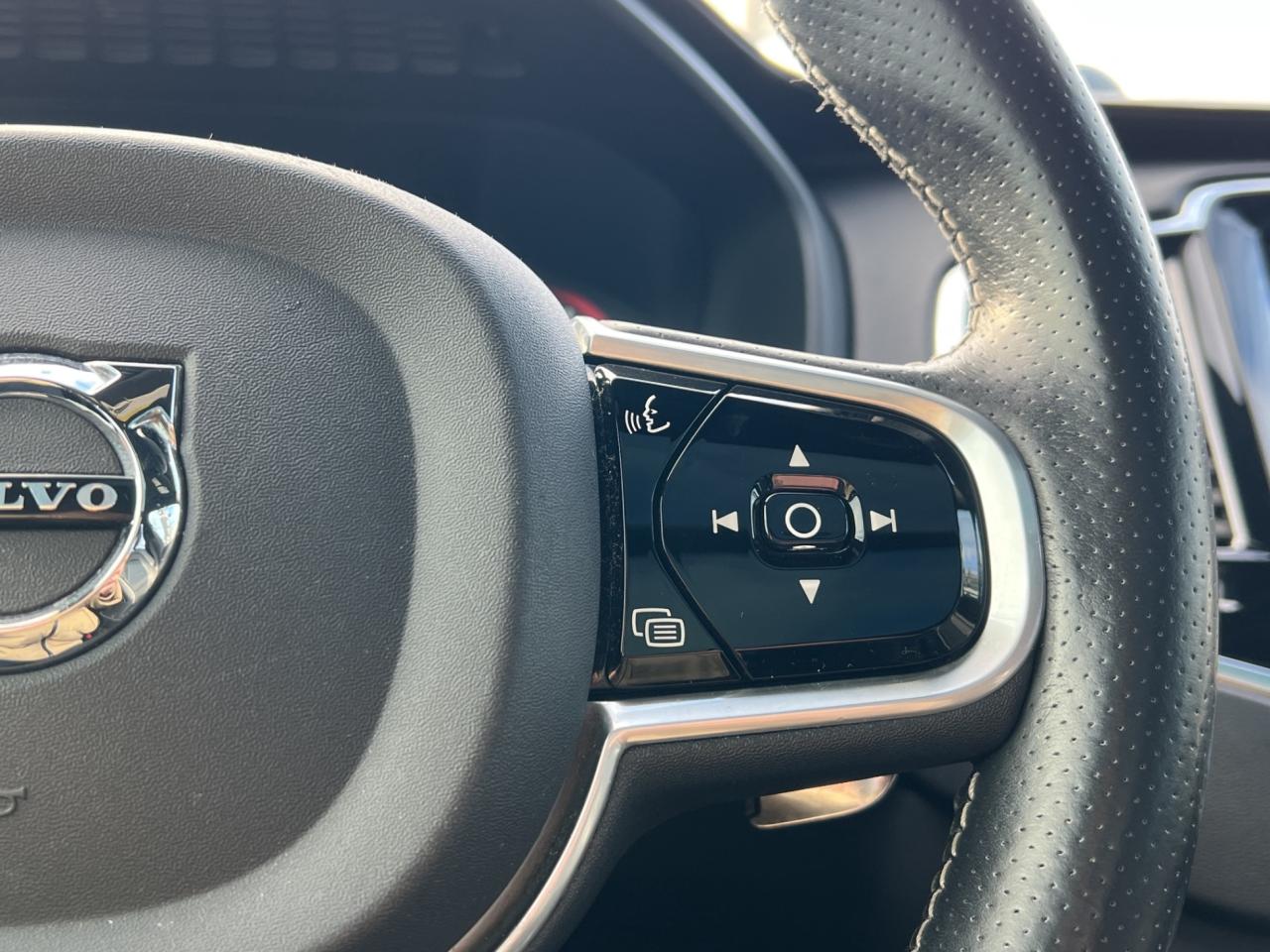 2017 Volvo XC90 T6 R-Design 7-Passenger AWD - Navigation !! Photo