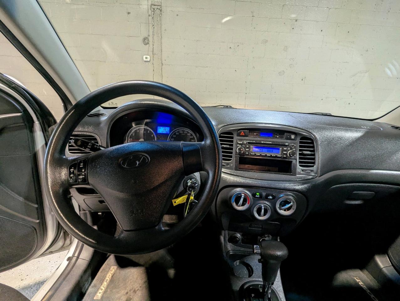 2011 Hyundai Accent 3dr HB Auto SE Photo4