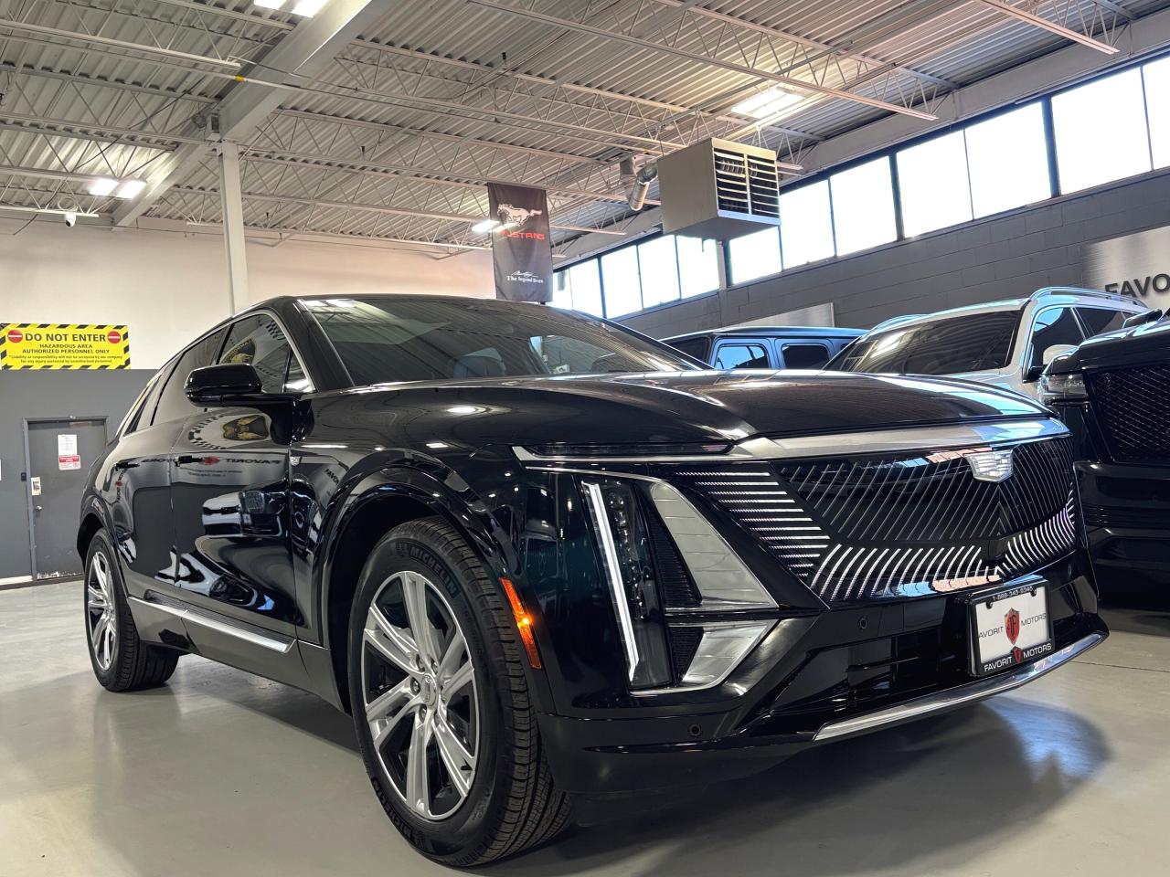 2024 Cadillac LYRIQ Tech|1SA|RWD|CLUSTERNAV|FULLPANOROOF|LEATHER|CAM|+ - Photo #2