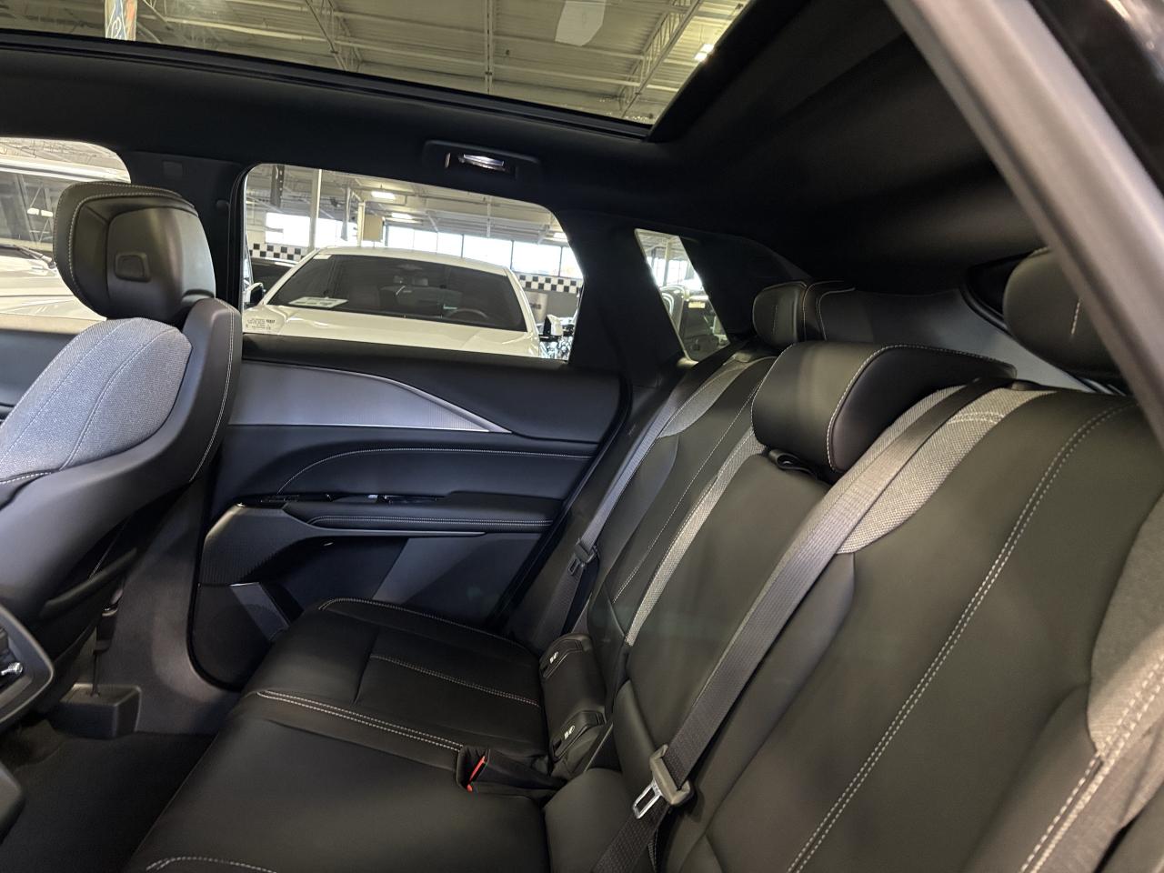 2024 Cadillac LYRIQ Tech|1SA|RWD|CLUSTERNAV|FULLPANOROOF|LEATHER|CAM|+ - Photo #8