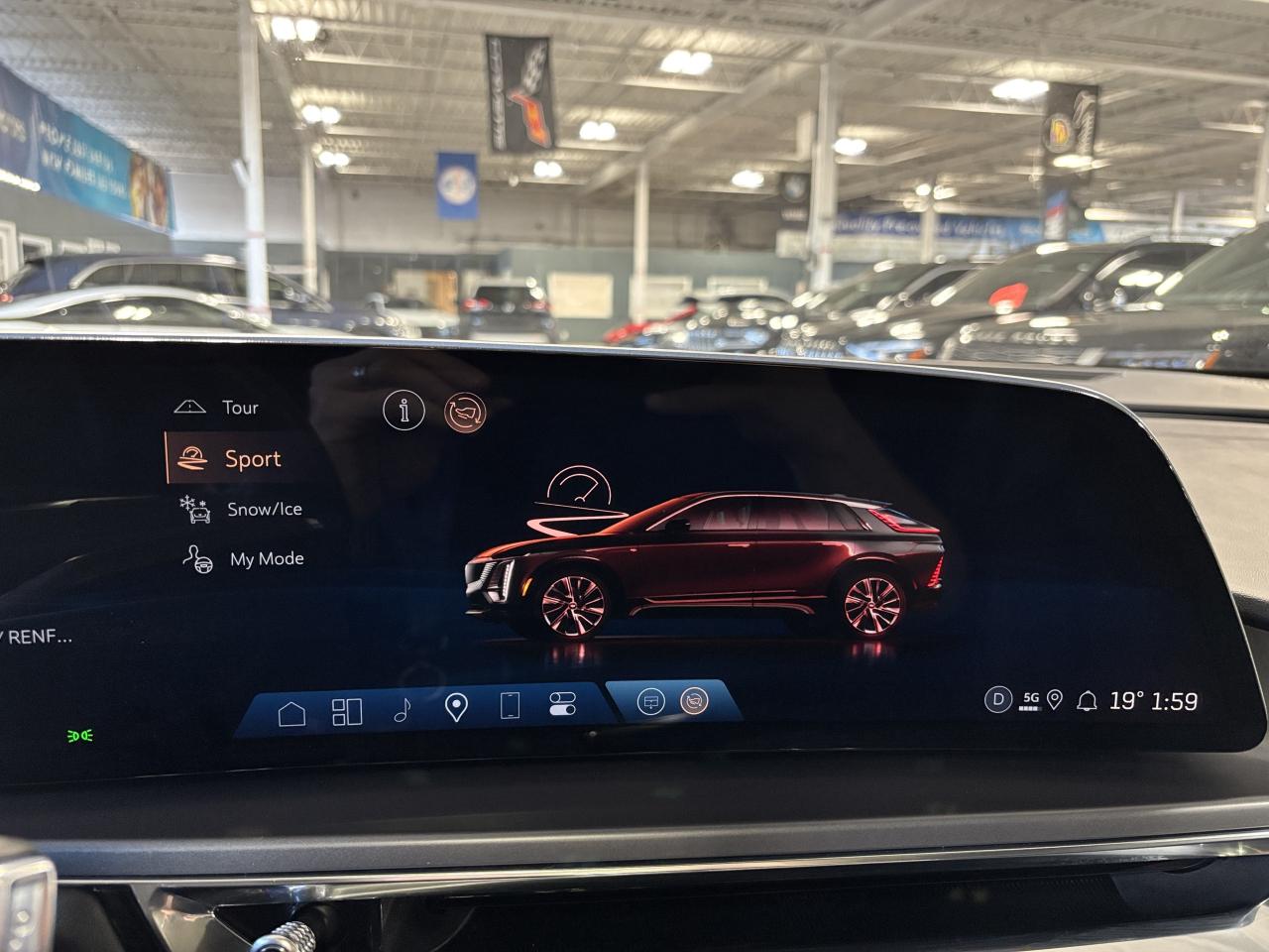 2024 Cadillac LYRIQ Tech|1SA|RWD|CLUSTERNAV|FULLPANOROOF|LEATHER|CAM|+ - Photo #27