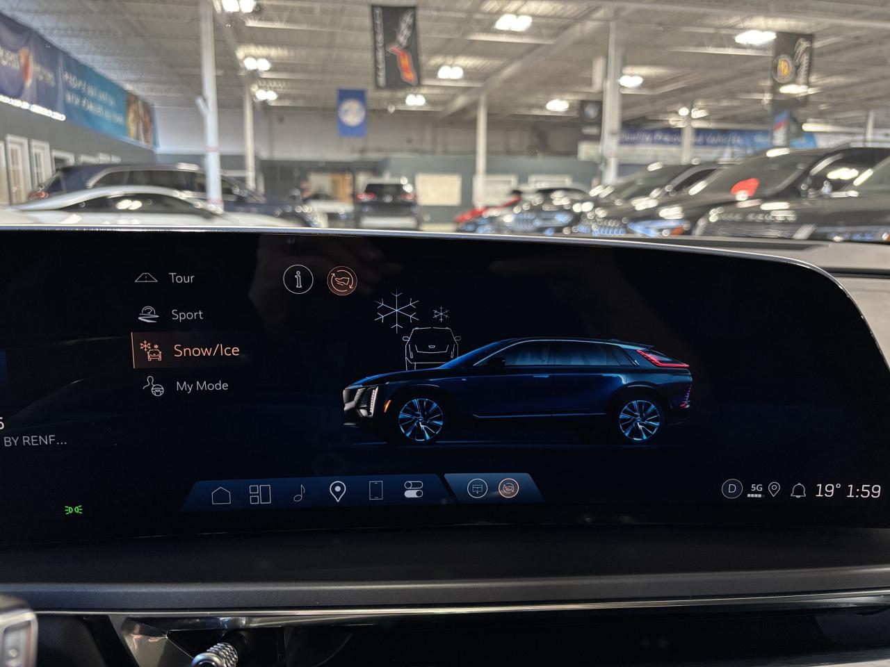 2024 Cadillac LYRIQ Tech|1SA|RWD|CLUSTERNAV|FULLPANOROOF|LEATHER|CAM|+ - Photo #28