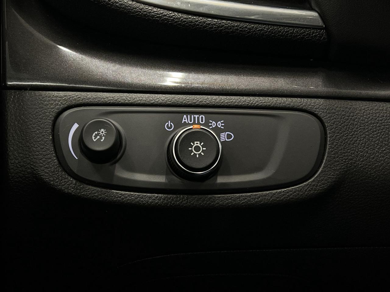 2022 Buick Encore AWD | CARPLAY |Leather | BLIND SPOT |REAR CAM |A/C Photo