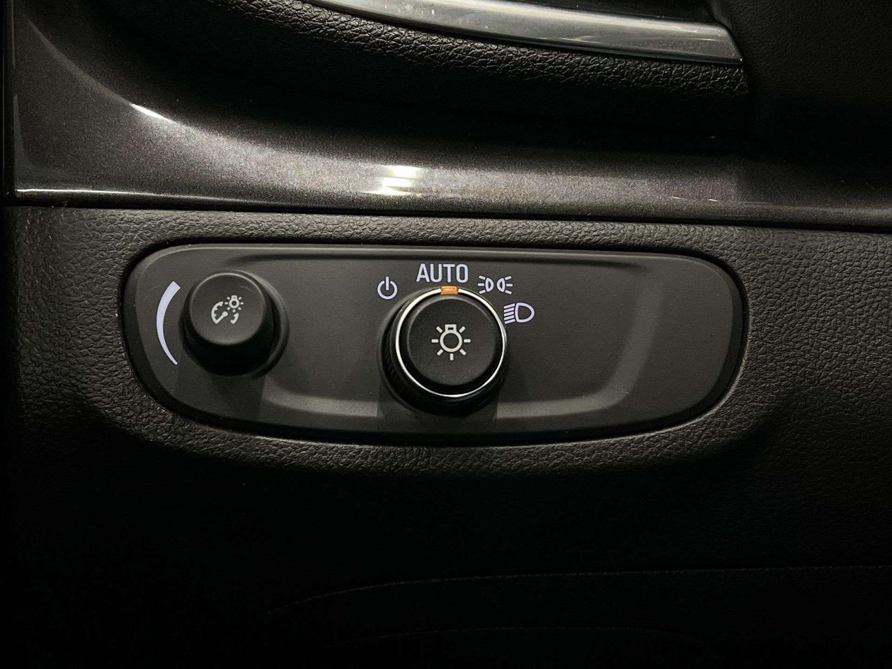 2022 Buick Encore AWD | CARPLAY |Leather | BLIND SPOT |REAR CAM |A/C Photo