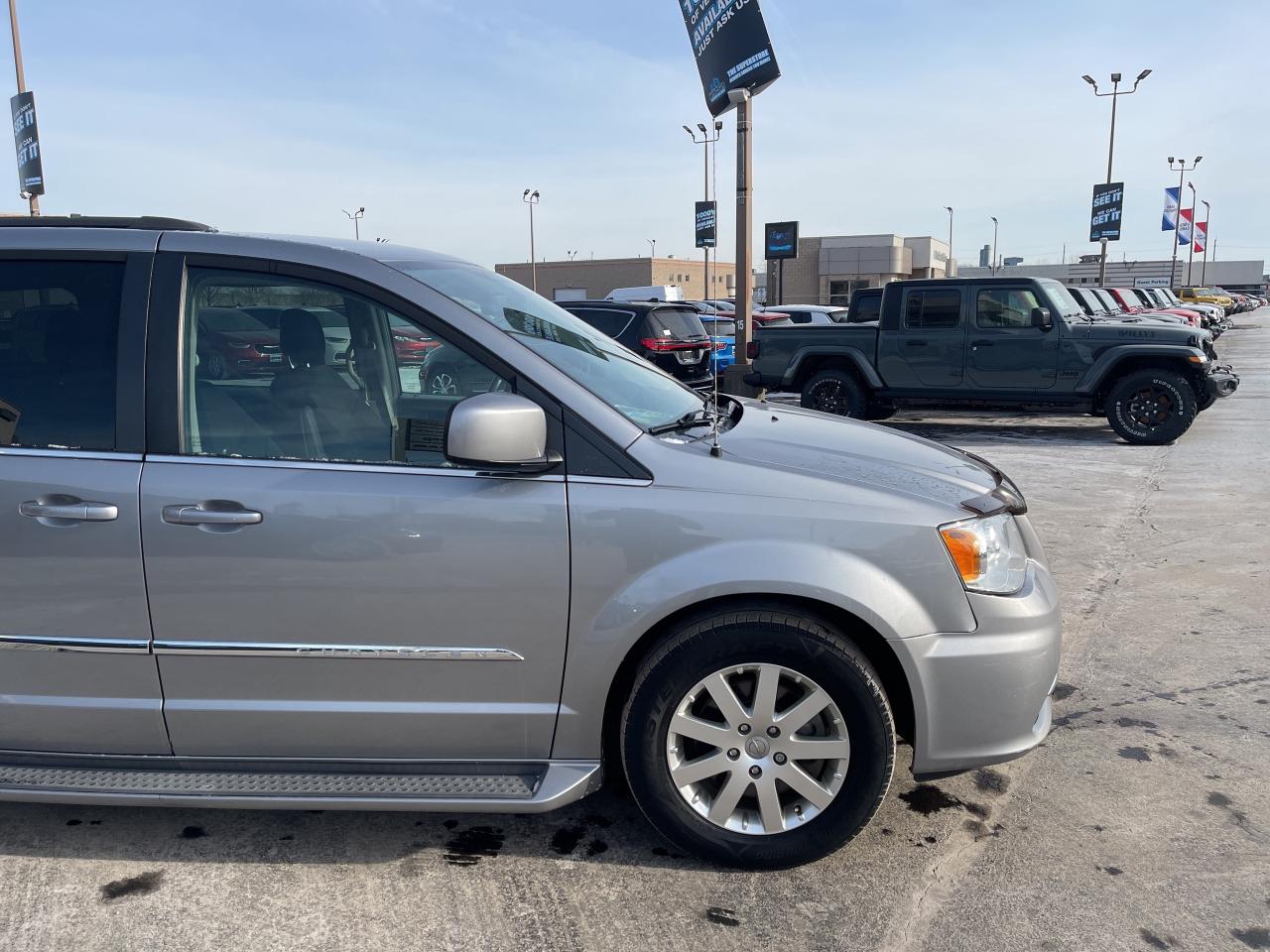 2016 Chrysler Town & Country AS is Photo3