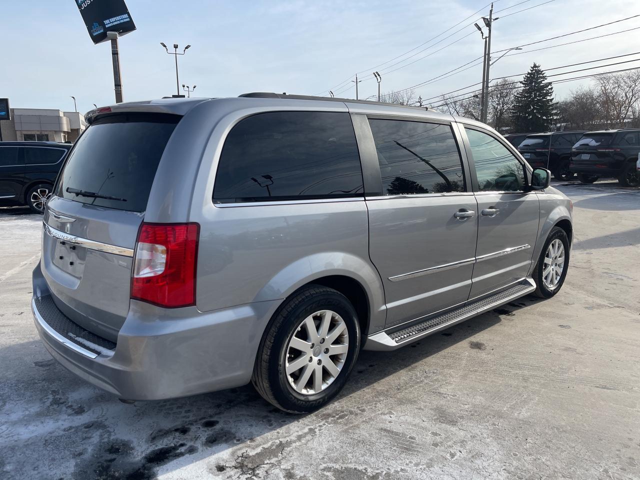 2016 Chrysler Town & Country AS is Photo