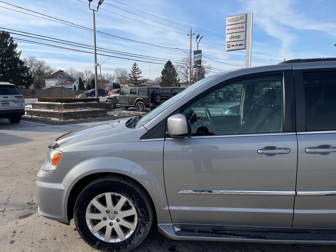 2016 Chrysler Town & Country AS is Photo