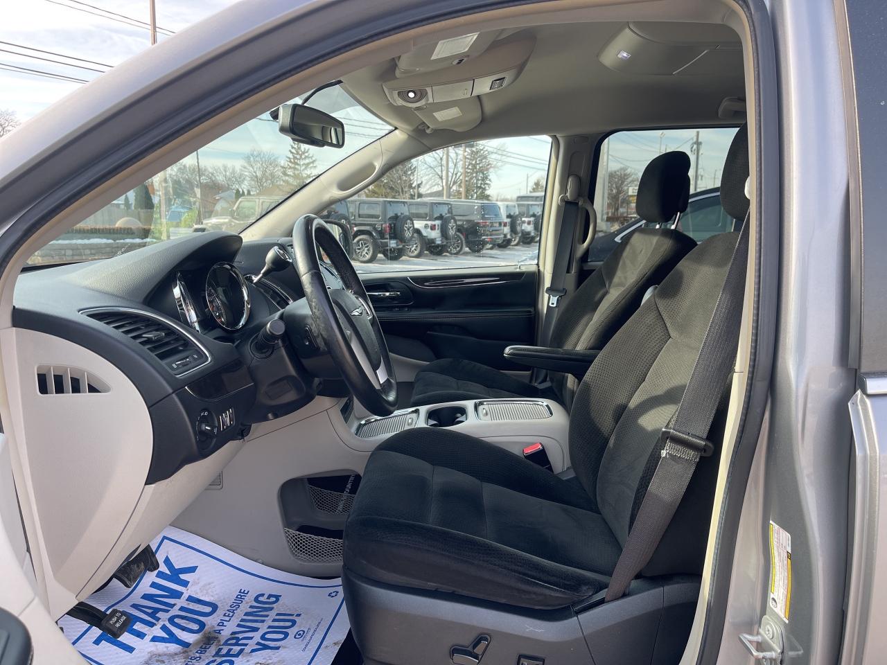 2016 Chrysler Town & Country AS is Photo